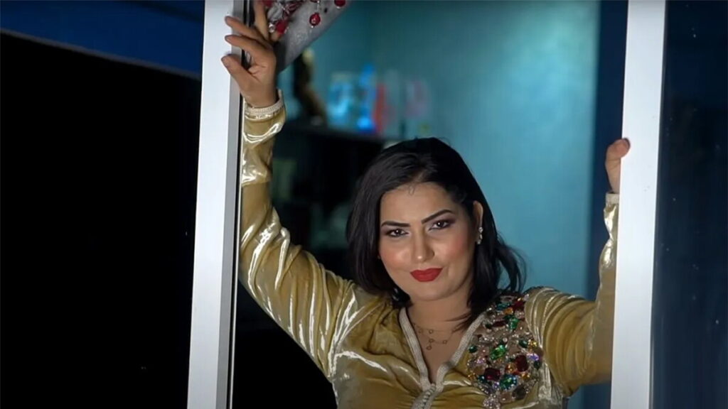 إلقاء القبض على الراقصة المغربية هيام خلال البث المباشر (فيديو)