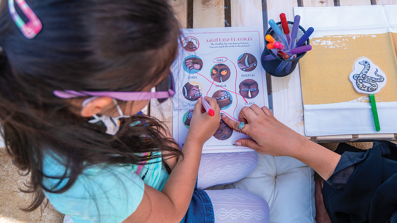 «إيواء» ينظم برامج ثقافية للأطفال كأنشطة القراءة والكتابة والعلاج بالفن. أرشيفية