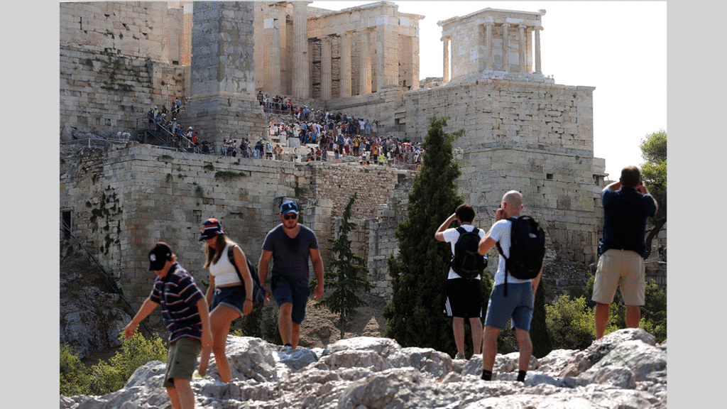 اليونان تطوي صفحة 12 عاما من الرقابة الأوروبية الصارمة لاقتصادها