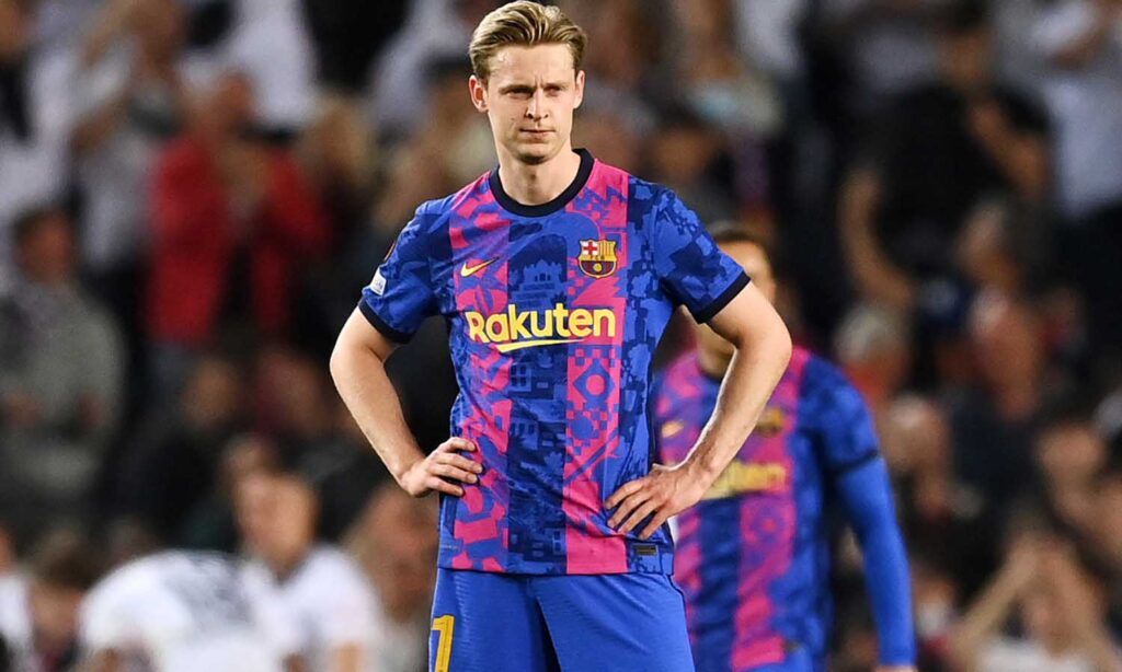 برشلونة يهدد دي يونغ بإجراءات قانونية