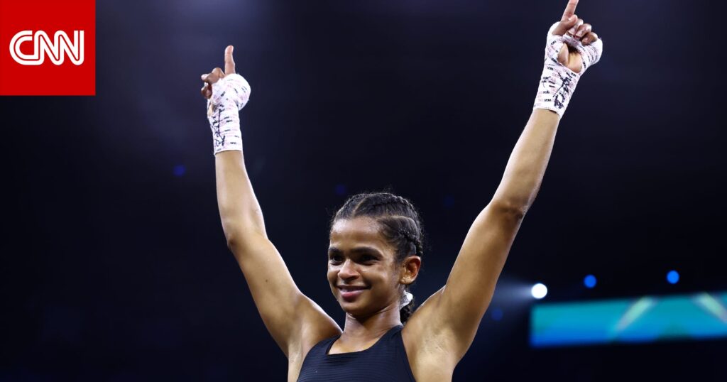 بريطانية من أصول صومالية تفوز بأول مباراة ملاكمة للسيدات بالسعودية.. من هي رملا علي؟