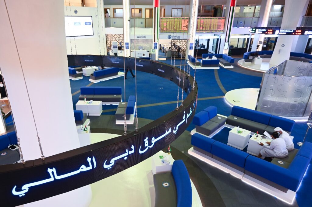 سوق أبوظبي يتجاوز 10 آلاف نقطة ويسجل أعلى مستوياته في 4 أشهر