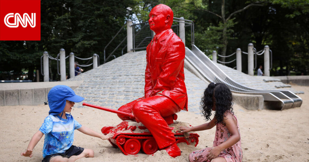 فوق دبابة مُصغّرة.. ظهور تمثال لفلاديمير بوتين في حديقة أطفال بمدينة نيويورك