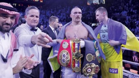 «نزال البحر الأحمر»... أوسيك يحتفظ بألقاب الوزن الثقيل للملاكمة